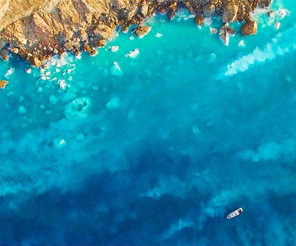 Life under extreme conditions at hot springs in the ocean