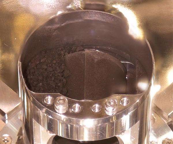 Asteroid grains shed light on the outer Solar System's origins