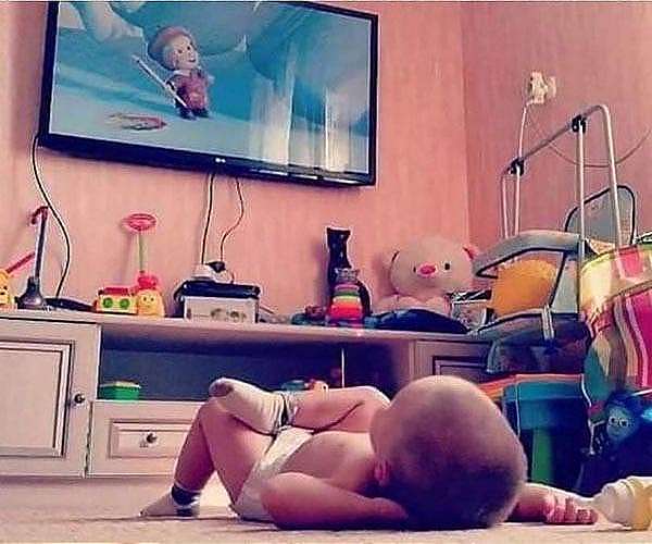 Early infant vision shaped by high-contrast visual inputs
