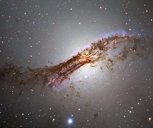 Dark Energy Camera captures detailed view of striking peculiar galaxy
