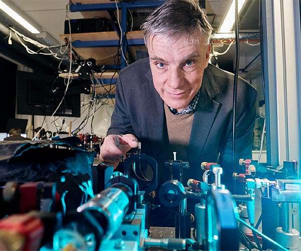 A new phase in Bose-Einstein condensate of light particles observed