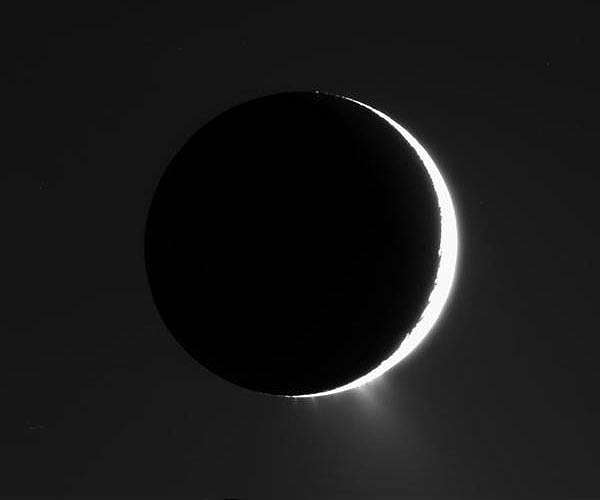 New organic compounds found in Enceladus ice grains
