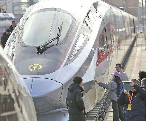 New high-speed train sets global standard with speed and efficiency