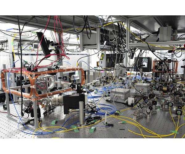 Low-loss, all-fiber system for strong and efficient coupling between distant atoms