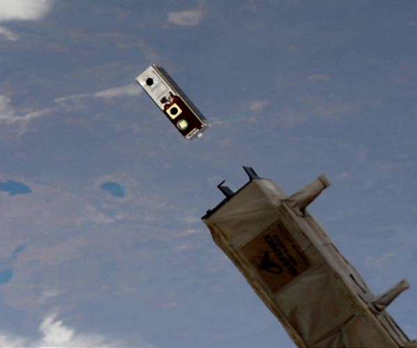 Miniature telescope demonstration focuses on sharpening view of distant objects in space