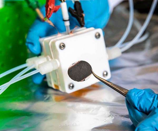 'Reverse fuel cell' converts waste carbon to valuable products at record rates