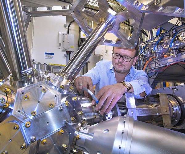 Single atoms break carbon's strongest bond