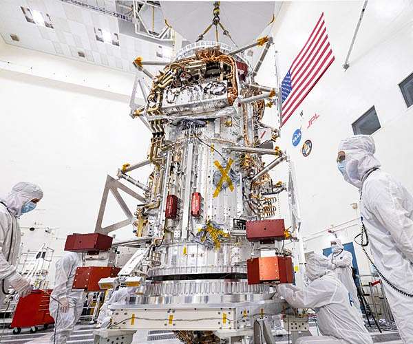 Technicians prep Europa Clipper for propellant loading