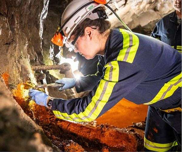 Minimalist or maximalist? The life of a microbe a mile underground
