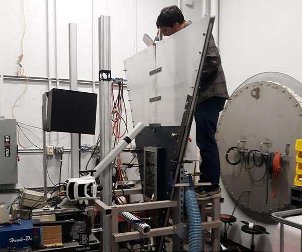 This supernova in a lab mimics the cosmic blast's splendid aftermath
