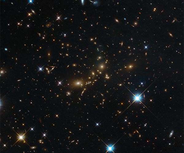 Hubble catches a colossal cluster