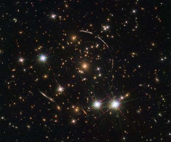 Hubble captures a dozen sunburst arc doppelgangers