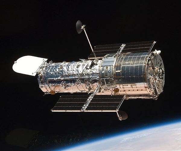 Hubble captures dramatic eruption of stellar duo