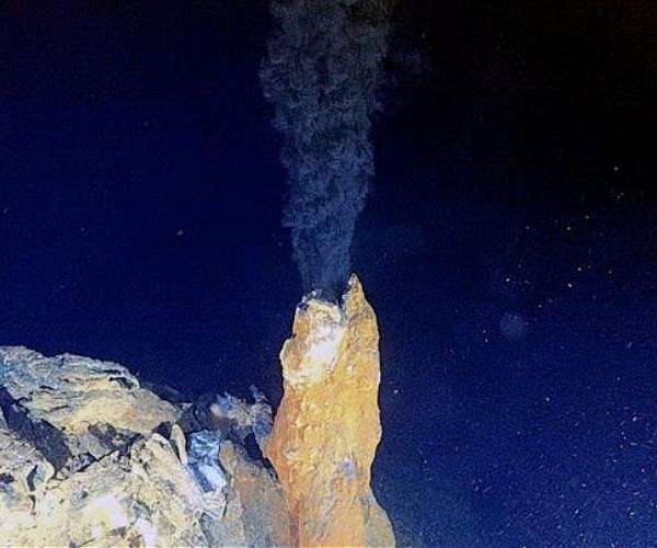 New study uncovers variety in Arctic Ocean hydrothermal vent systems