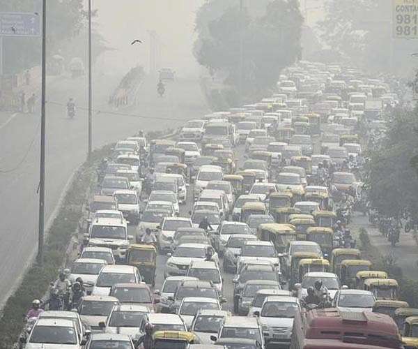 Delhi bans old cars from refuelling to help tackle city's pollution