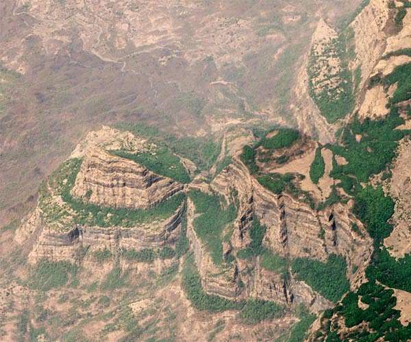 Large igneous provinces contribute to ups and downs in atmospheric carbon dioxide