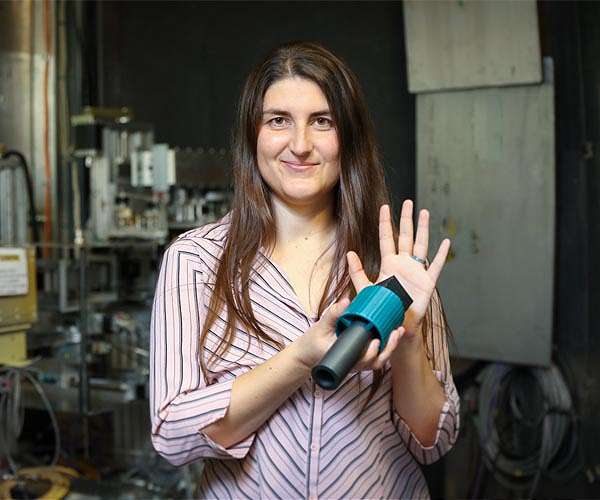 Physicists confront the neutron lifetime puzzle