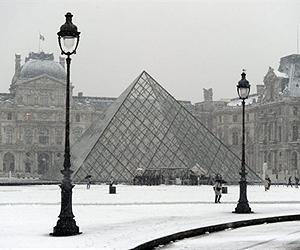 200 stranded rail passengers spend night in Paris station