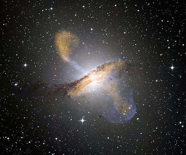Mergers between galaxies trigger activity in their core
