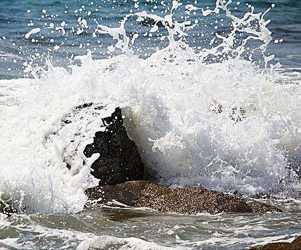 Scientists tune in to the surf's hidden signals