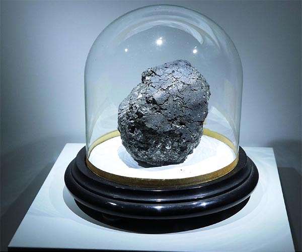Organic makeup of ancient meteorites sheds light on early solar system