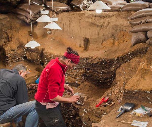 Blombos Cave drawing predates previous human-made drawings by at least 30,000 years