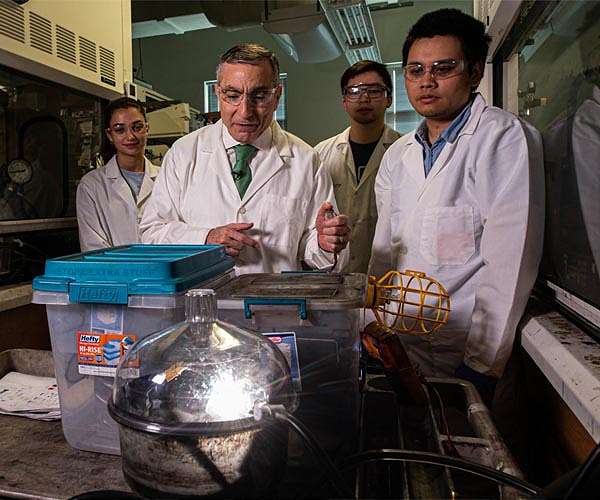 Rice lab turns trash into valuable graphene in a flash