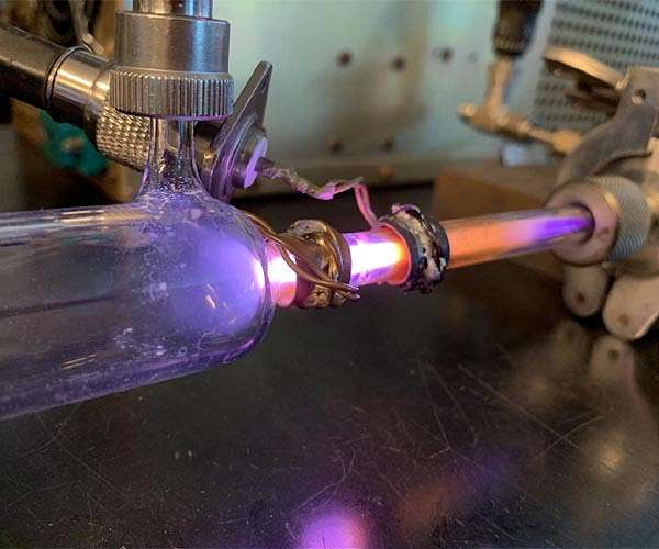 Researchers discover new way to split and sum photons with silicon