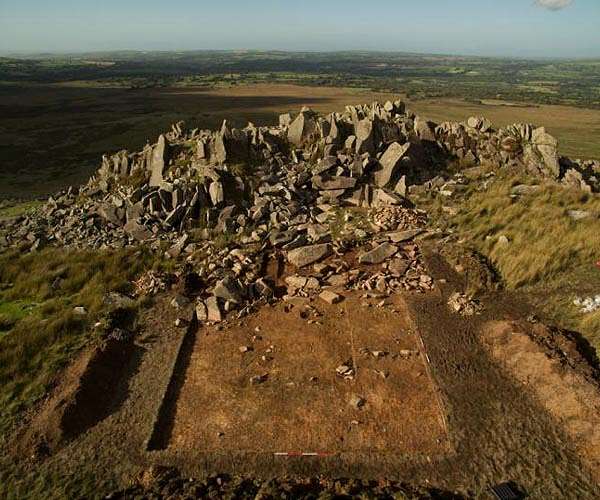 Quarrying of Stonehenge 'bluestones' dated to 3000 BC