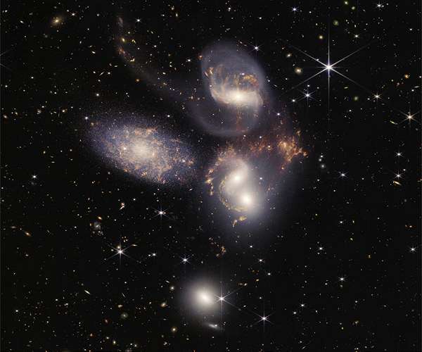 Webb reveals new surprises on galaxy organic molecules near black holes