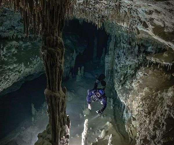 Yucatan underwater caves host diverse microbial communities