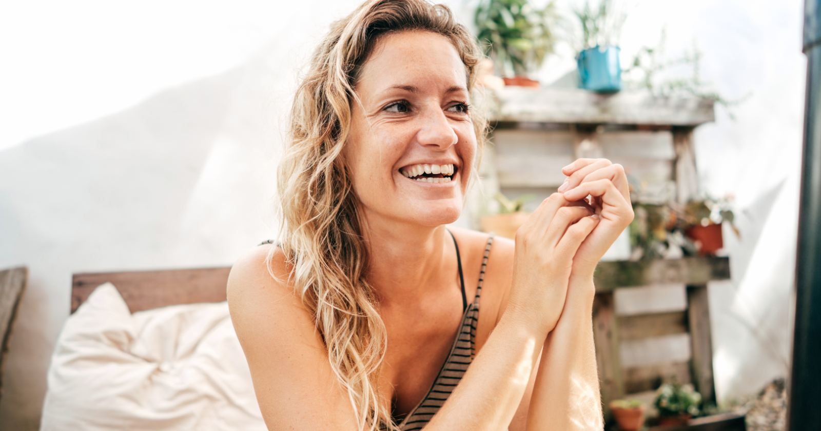 Psychology says the introverts who seem genuinely happy in their 50s and 60s aren’t the ones who forced themselves to be more social, they’re the ones who finally stopped apologising for needing a qui