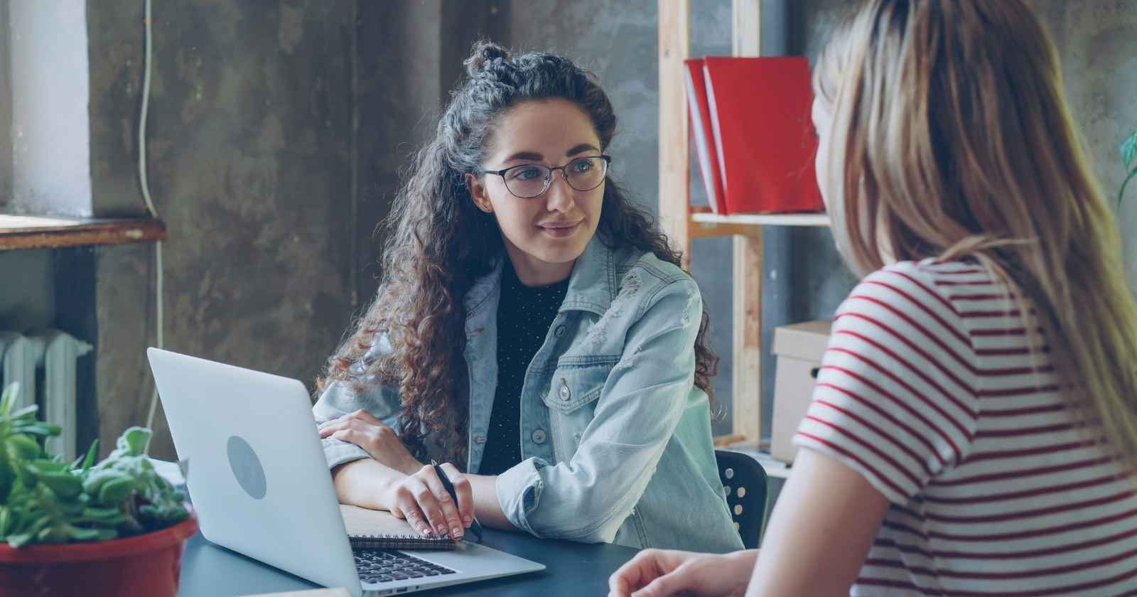Psychology says the people called overthinkers are often the most intelligent ones in the room, and what looks like indecision from the outside isn’t anxiety, it’s a mind that learned early to run the