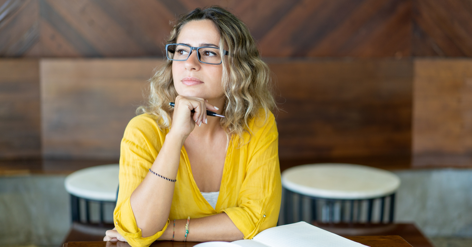 Psychology says the most reliable signs of genuine intelligence are almost always misread by the people around them – because real intelligence doesn’t look like confidence, quick thinking, or having 