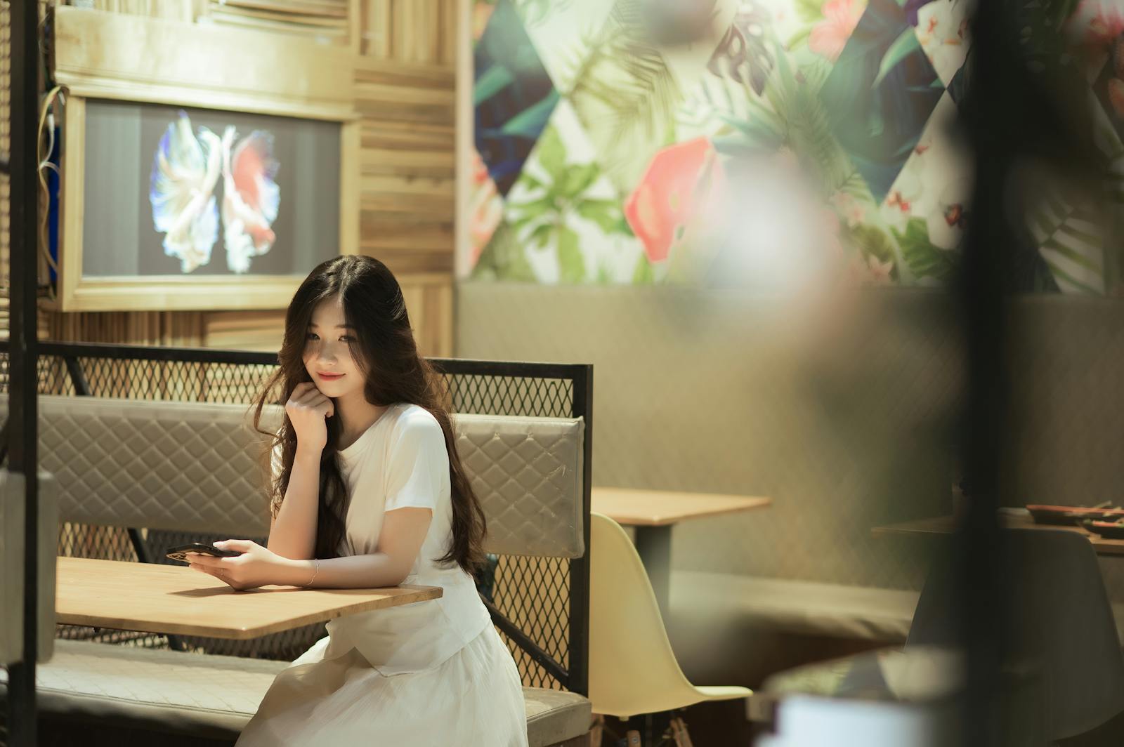 woman alone restaurant booth