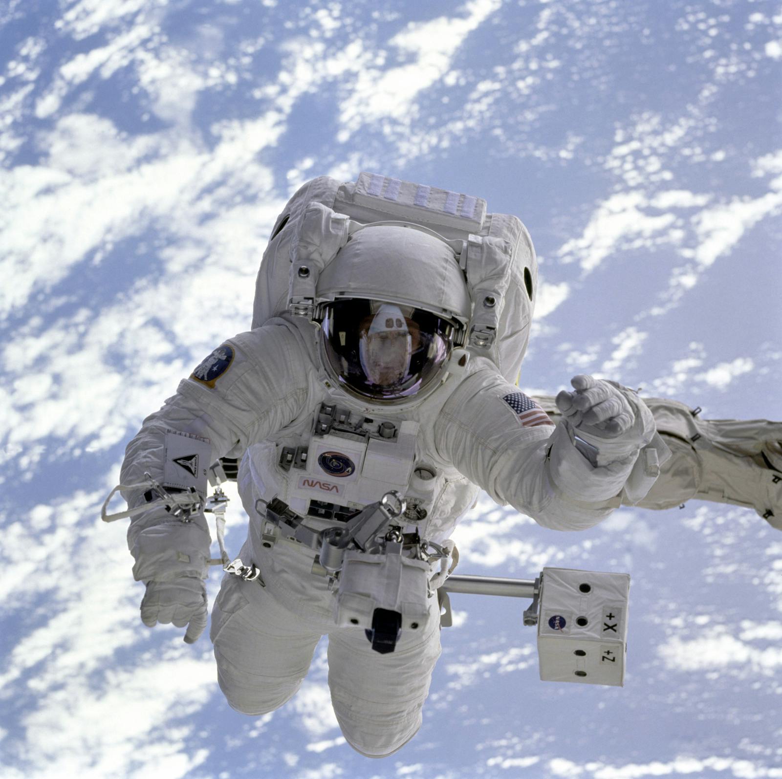 astronauts servicing Hubble spacewalk