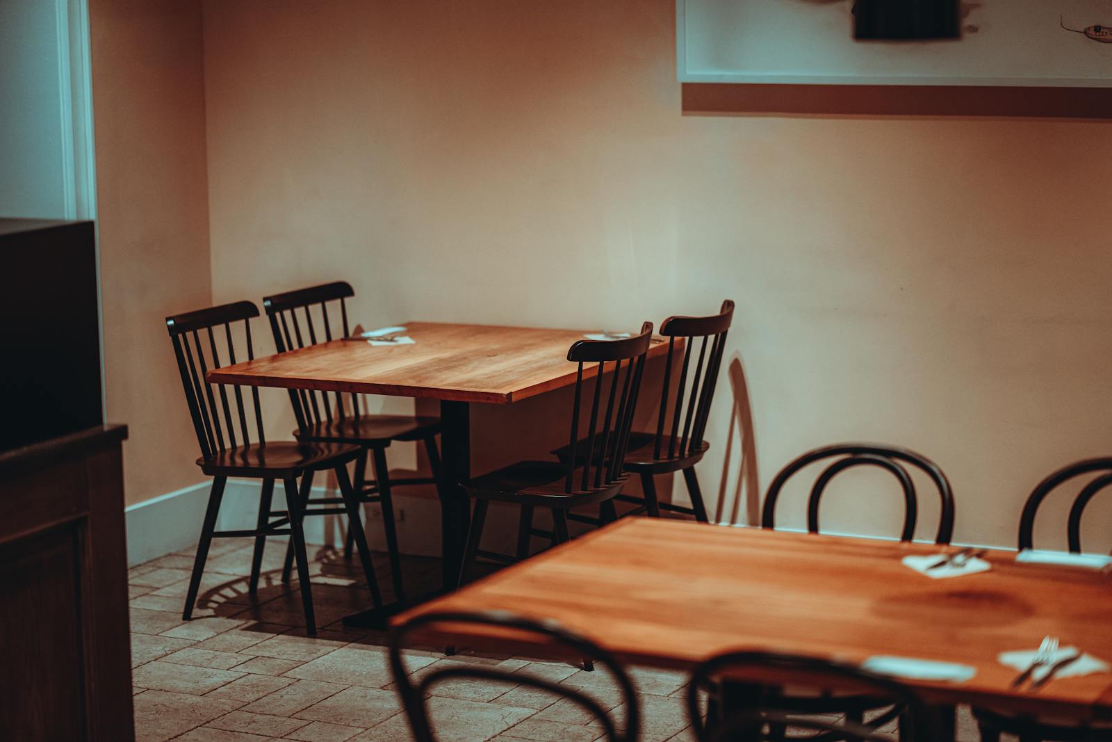 empty quiet dinner table
