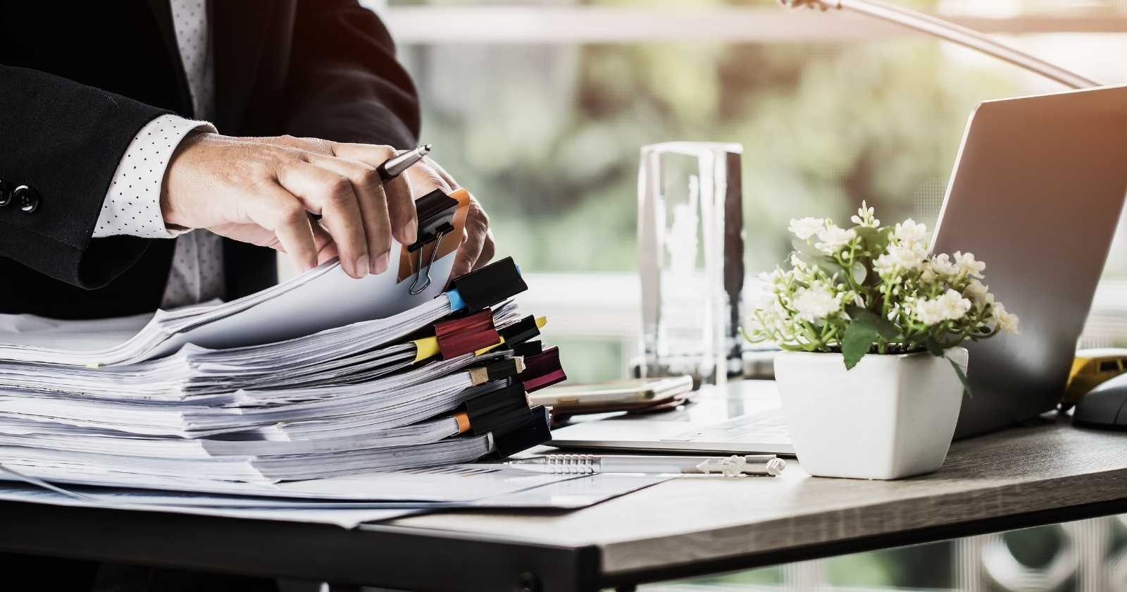 A reporter spent nearly a year combing through more than 25,000 pages of private documents handed over by a former campaign insider — a paper trail now reshaping how Washington views one of its rising figures