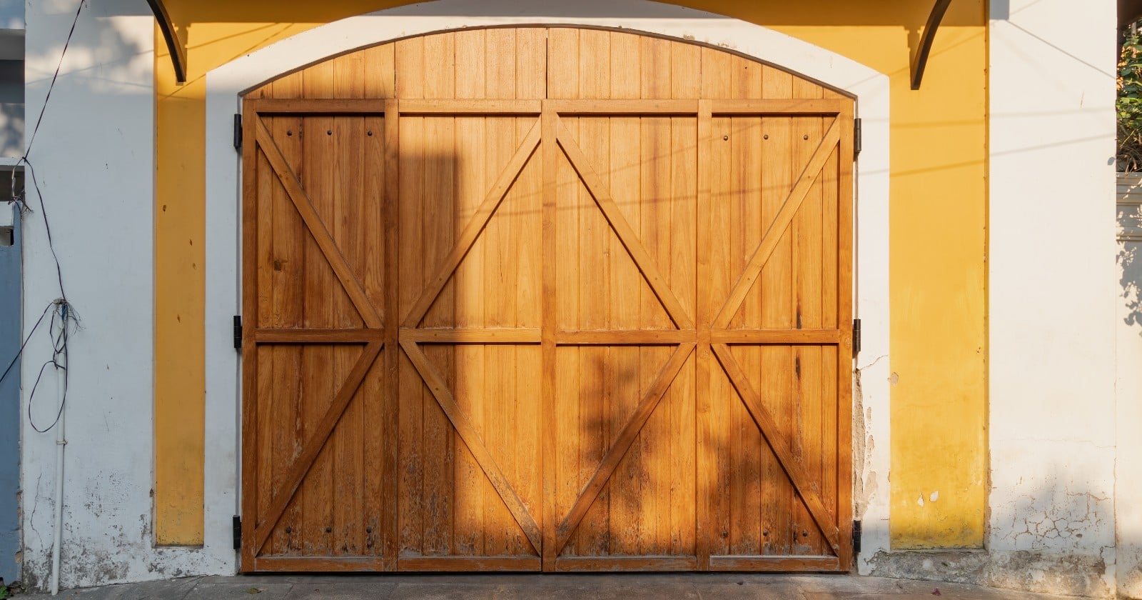 Researchers stopped people to ask for directions, swapped in a different man while a door passed between them — and fewer than half noticed the person they were talking to had changed