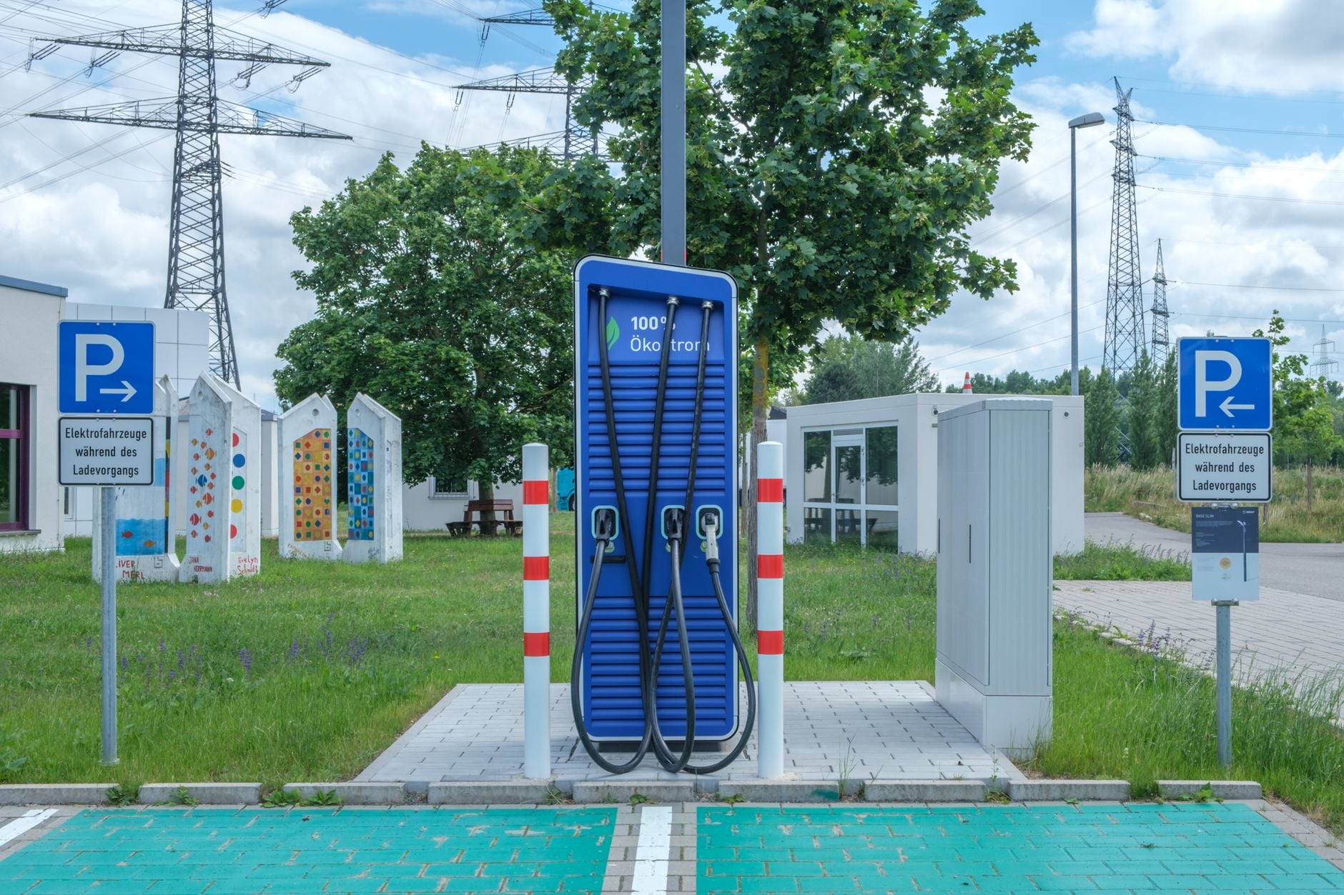 A 2025 solid-state lithium–sulfur study hit about 505 Wh/kg at the cell level, and a Tsinghua quasi-solid-state battery reached 604 Wh/kg, more than double many conventional lithium-ion cells. If either chemistry survives the jump from lab to mass-produced EV packs, it could mean the same range with a much lighter battery, or far longer range without the extra weight.