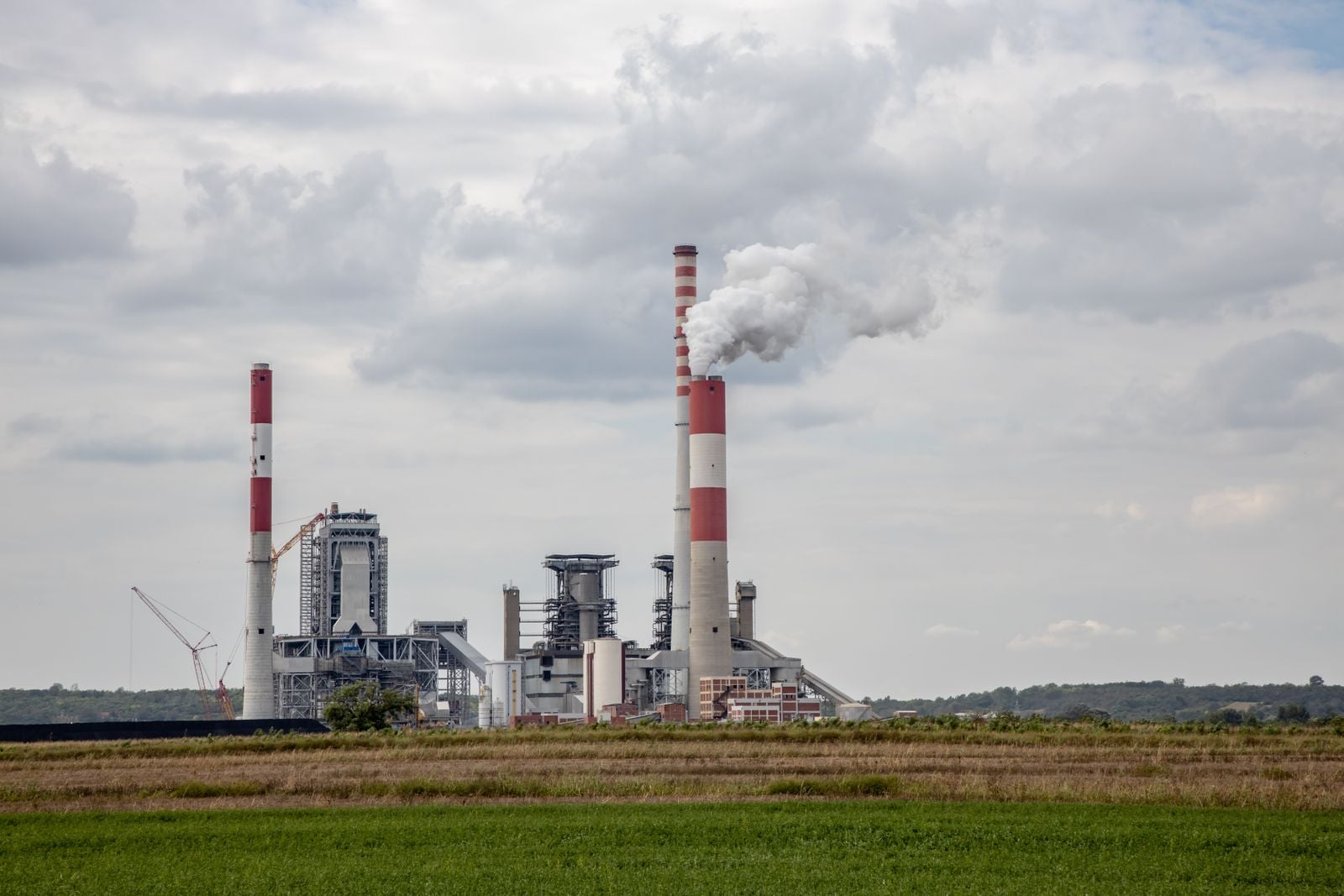The Cumberland Fossil Plant in Tennessee was supposed to be shutting down after years of federal pollution citations, until the same federal government pledged more than $46 million to keep its coal units burning, and it is one of at least three funded plants with a record of violations