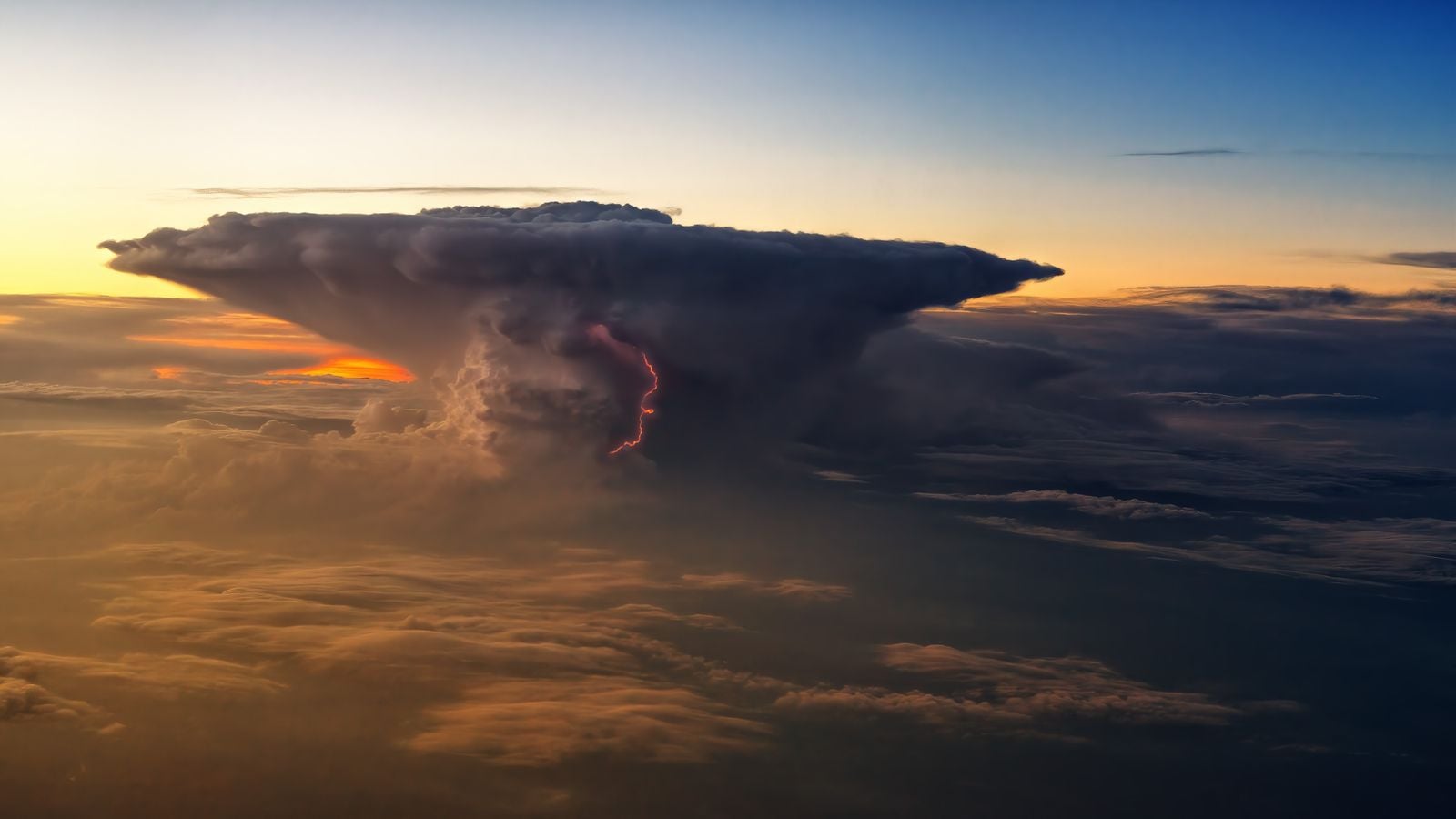 thunderstorm anvil cloud