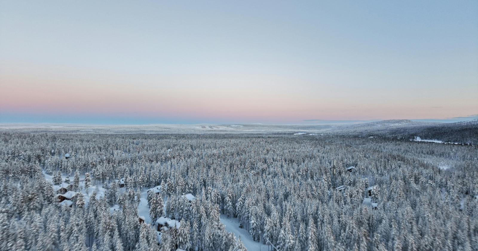 After the Soviet Union invaded Finland in the winter of 1939 expecting an easy victory in 2 weeks, the Finns held them off for 105 days in temperatures that fell below minus 40 degrees — including a single farmer-turned-sniper named Simo Häyhä who killed more than 500 Soviet soldiers in 100 days without ever using a telescopic sight