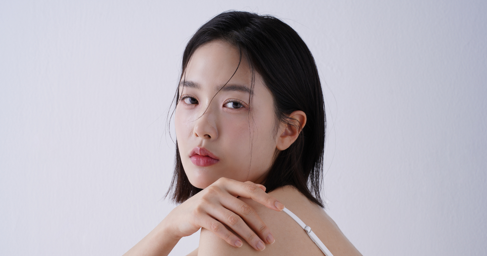 Nearly half of South Korea's roughly 51 million citizens share just four family names — Kim (about 21.5 percent of the population), Lee (14.7 percent), Park (8.4 percent) and Choi (4.7 percent) — a legacy of the country's history: commoners were only formally granted surnames within the last 150 years, and many took those already held by nobility