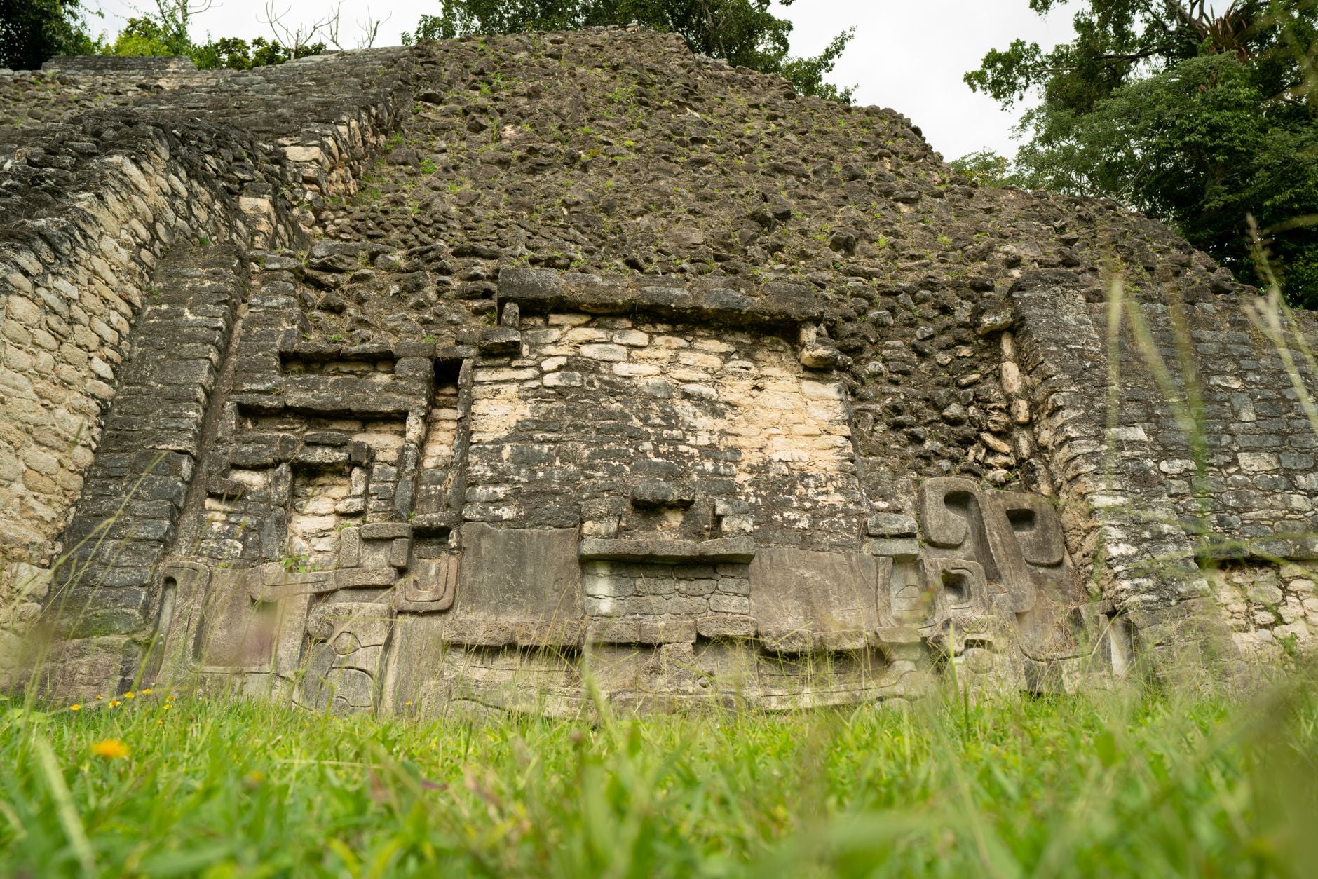 Deep in the Mexican jungle this June, archaeologists reached an intact Maya city hidden for more than a thousand years, where a pyramid temple, carved monuments and silent plazas had survived beneath the forest because there was literally “no road” to get there.