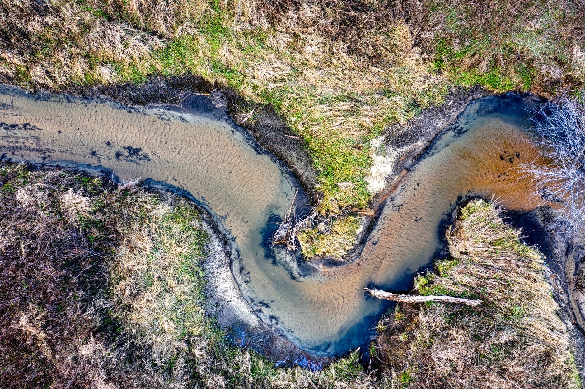 Geologists have taught for decades that rivers needed plants to form their distinctive S-shaped meanders, but Stanford University researchers published a study in August 2025 showing that rivers were