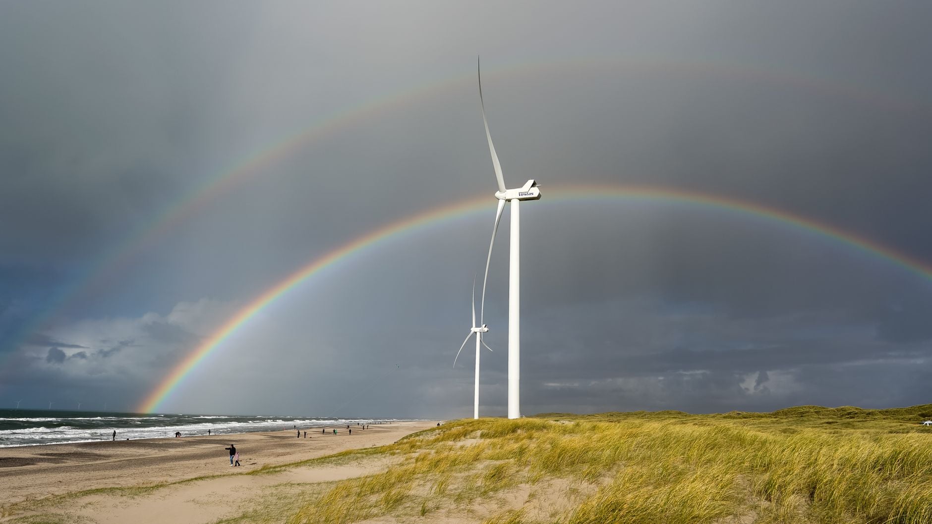 Wind supplied 60% of Denmark’s electricity production in 2025, yet output fell and imports rose: the grid depends on interconnectors, flexible generation and price signals during low-wind hours