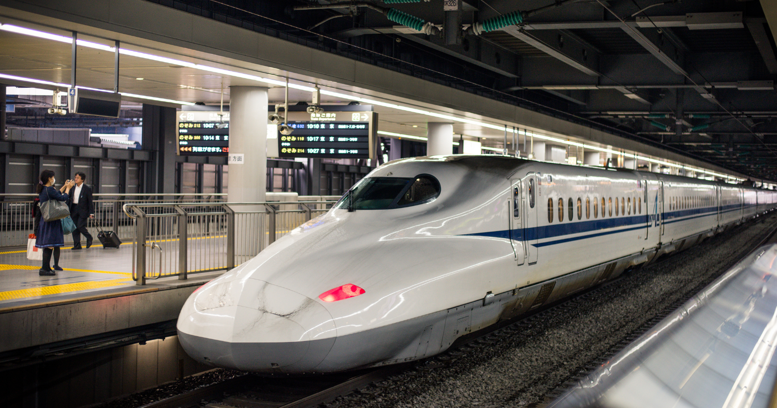 A Japanese rail company installed piezoelectric tiles beneath busy ticket gates at Tokyo Station, turning thousands of commuters’ footsteps into electricity every day — with each step helping generate power simply by pressing on the floor