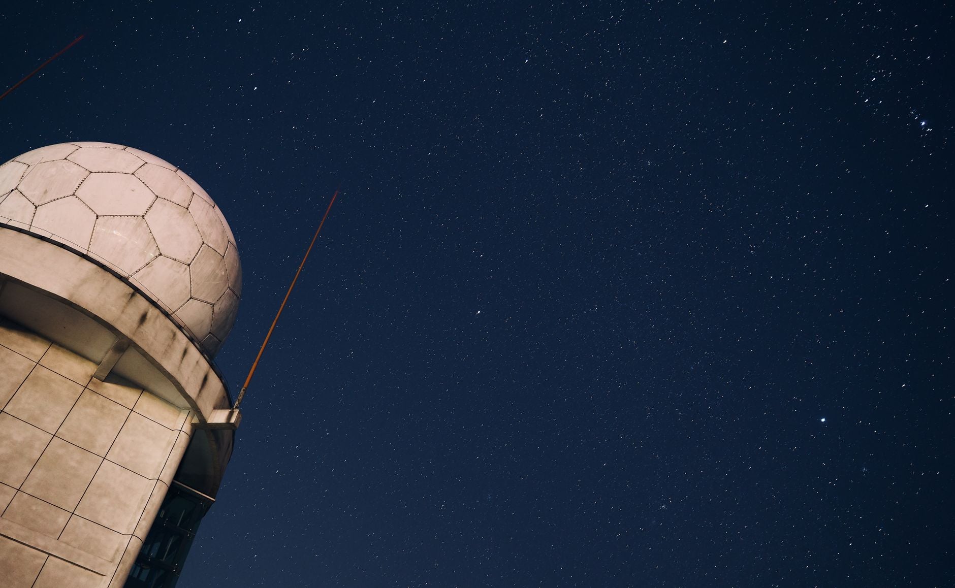 Scientists call them “belatedly habitable planets”: worlds that enter their star’s habitable zone only after formation. Around M dwarfs, some may first endure hundreds of millions of years of intense radiation that splits atmospheric water and drives its hydrogen into space, leaving them dry before temperate conditions finally arrive.