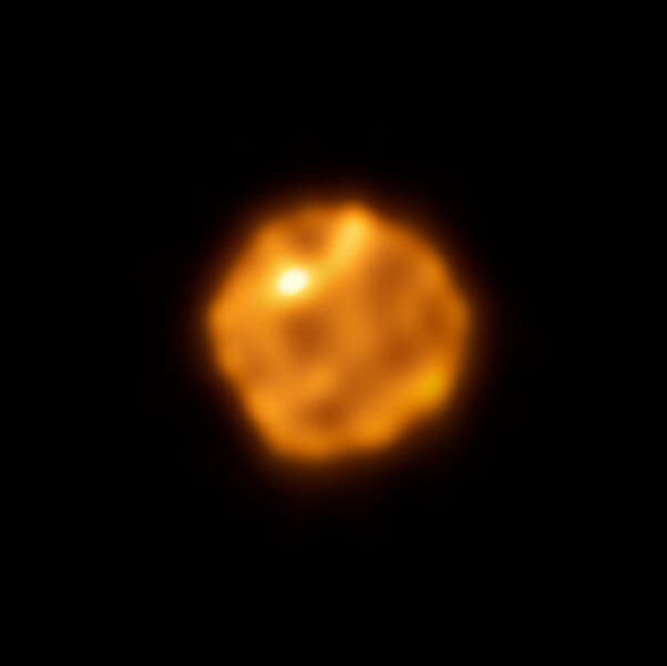 Betelgeuse's northeast hotspot held its spot from 2015 to 2023, outliving the large convective structures current models predict